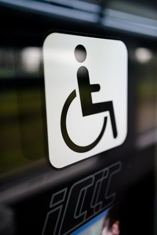 Powiększ zdjęcie: Zdjęcie przedstawia znak osoby niepełnosprawnej na wózku. fot. PKP Intercity