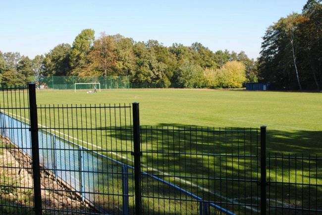 Powiększ zdjęcie: Zdjęcie przedstawia boisko trawiaste w Wapienicy.   Źródło: http://www.bbosir.bielsko.pl/obiekt/boisko-pilkarskie-wapienica