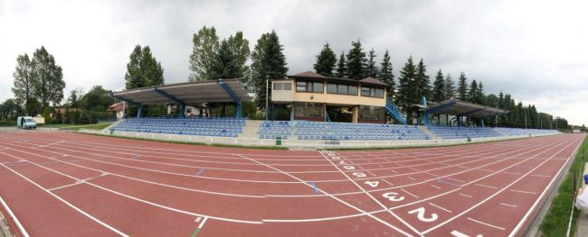 Powiększ zdjęcie: Zdjęcie przedstawia bieżnię do biegania z trybunami na stadionie Sprint.  Źródło: http://www.bbosir.bielsko.pl/obiekt/stadion-lekkoatletyczny-sprint