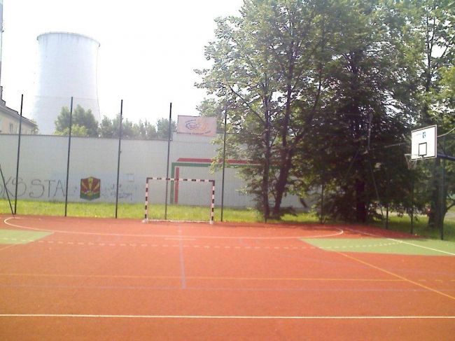 Powiększ zdjęcie: Zdjęcie przedstawia boisko wielofunkcyjne przy ulicy Broniewskiego.  Źródło: http://www.bbosir.bielsko.pl/obiekt/boiska-osiedlowe