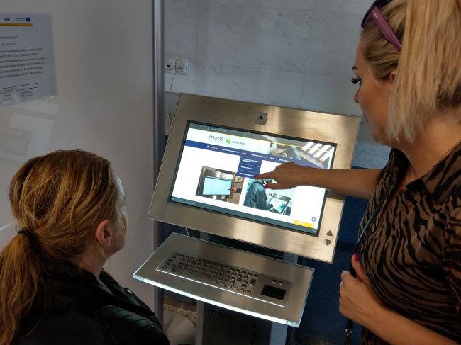 Powiększ zdjęcie: Anna Krywult z działu projektów MOPS pokazuje pani Katarzynie funkcje infokiosku. 