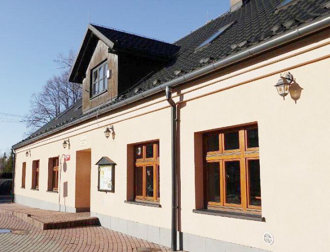 Powiększ zdjęcie: Zdjęcie przedstawia Dom Kultury w Lipniku   który sięga swoją historią krzewienia kultury w dzielnicy Lipnik juz od ponad 100 lat. 